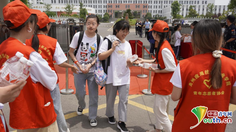 贵州青年志愿者走进高考考点,为考生及家长提供帮助