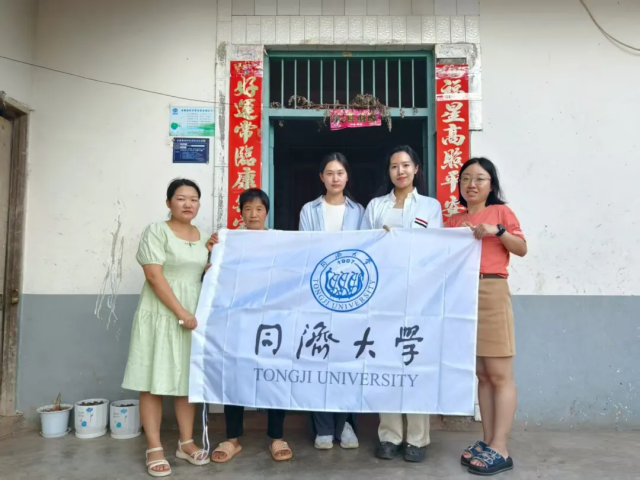 家访现场。校方供图