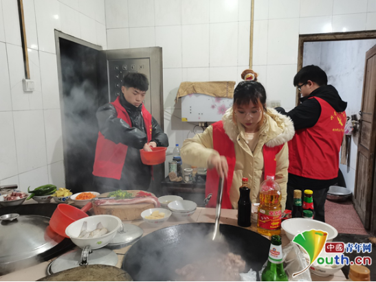 【新春走基层】6名高校师生给乡村留守儿童做了顿"年夜饭"