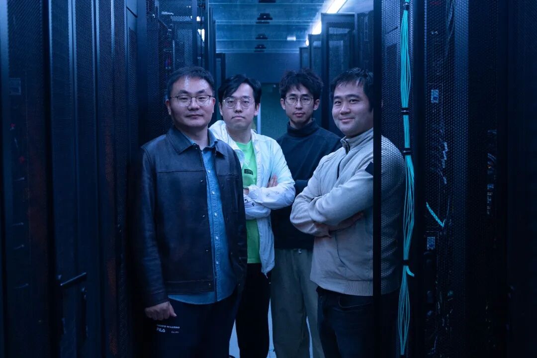 研究团队在西湖大学超算中心机房合影（左起为曹龙兴、金启涵、王昱开、解明岐）.jpg
