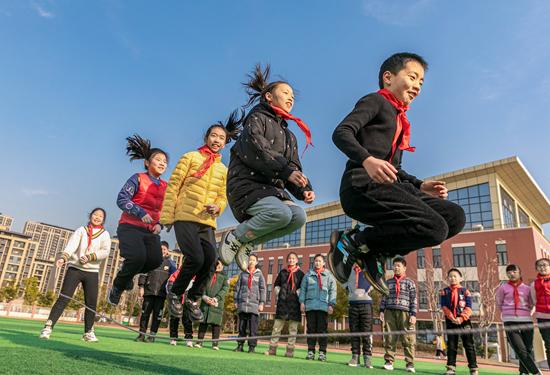 2020年12月16日,江蘇南通海安市城南實驗小學西校區的孩子們在課間玩