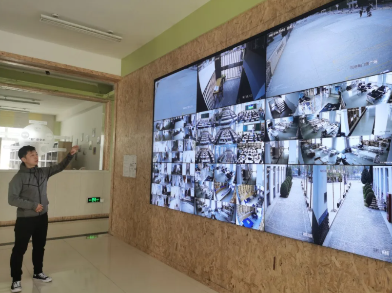 在学校北门房的监控中心,段帅介绍各方位监控摄像机的运行情况.