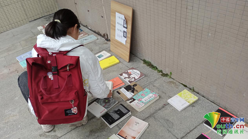 大学生摆起"无人售卖"书摊 日均销售10本左右